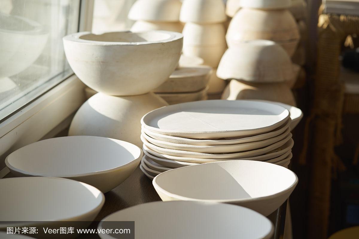 陶瓷制品,工件制造.美丽的背景与陶瓷制品对着窗户